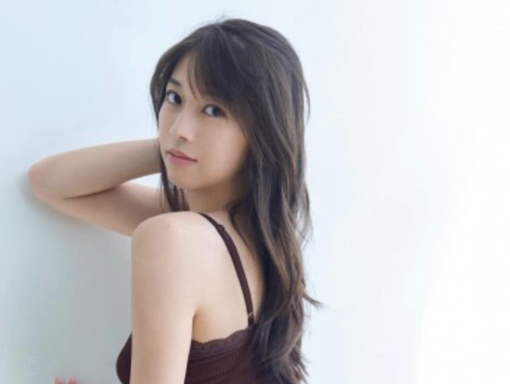 牧野真莉愛、美ヒップくっきりミニワンピースでファンを悩殺「曲線が最高」