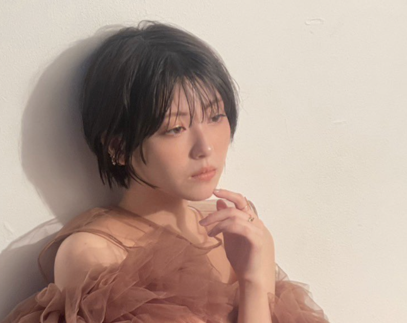 浜辺美波、ピンクベージュのドレスと色気漂う肩出しショットに注目集まる「めちゃめちゃキレイ」「いい表情」