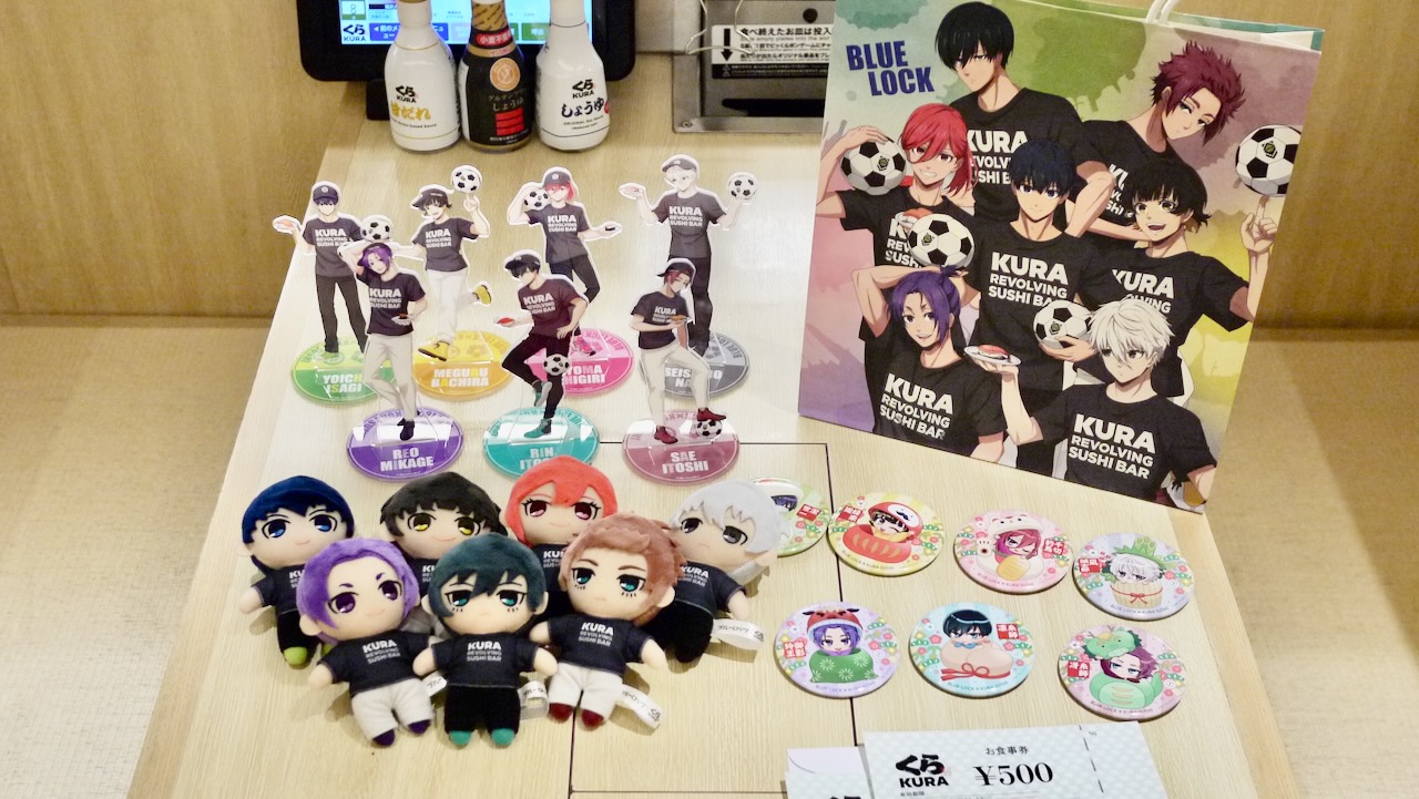 【くら寿司×ブルーロック】アクスタ+ぬい+缶バ+1000円券のオリジナルグッズセットがお得すぎ!?