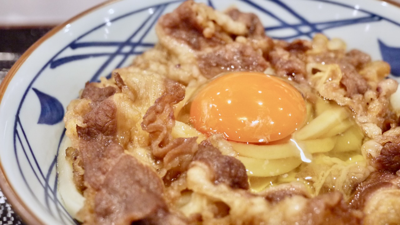 【丸亀製麺】じゅわっ!! 『和牛すき焼き釜玉うどん』食べてみた!!