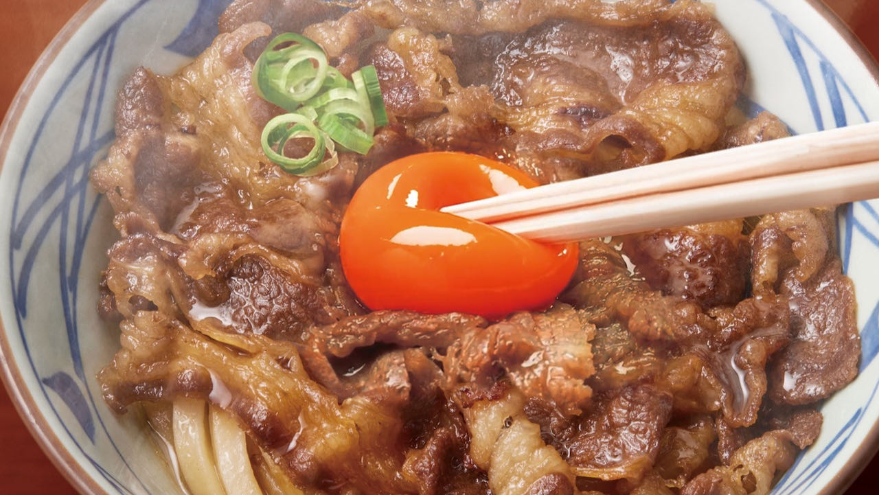 【丸亀製麺】肉の旨みと甘みが絶妙! 年の瀬のご褒美「和牛すき焼き釜玉うどん」12/12発売!