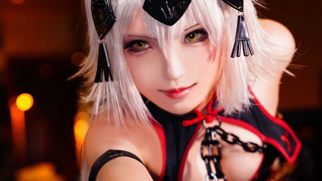 妖艶すぎるダークジャンヌ！　もーぐり、『Fate/Grand Order』ジャンヌ・ダルク〔オルタ〕のセクシーコスプレを披露
