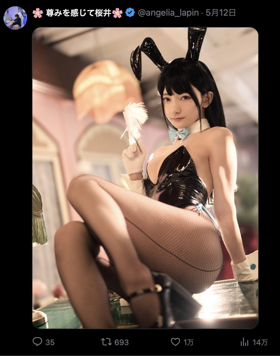 魅惑のバニーガールスタイル！　尊みを感じて桜井、セクシーな黒バニーコスプレを披露