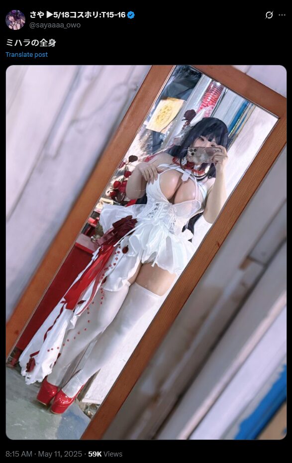 セクシーすぎる白×赤の組み合わせ！　さや、『勝利の女神：NIKKE』ミハラのコスプレを鏡越しに披露