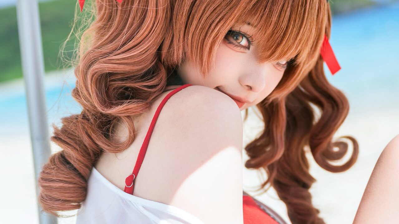 夏の日差しに映える純白の美しさ！　sherry、『アークナイツ』アンジェリーナの水着姿を完璧に再現
