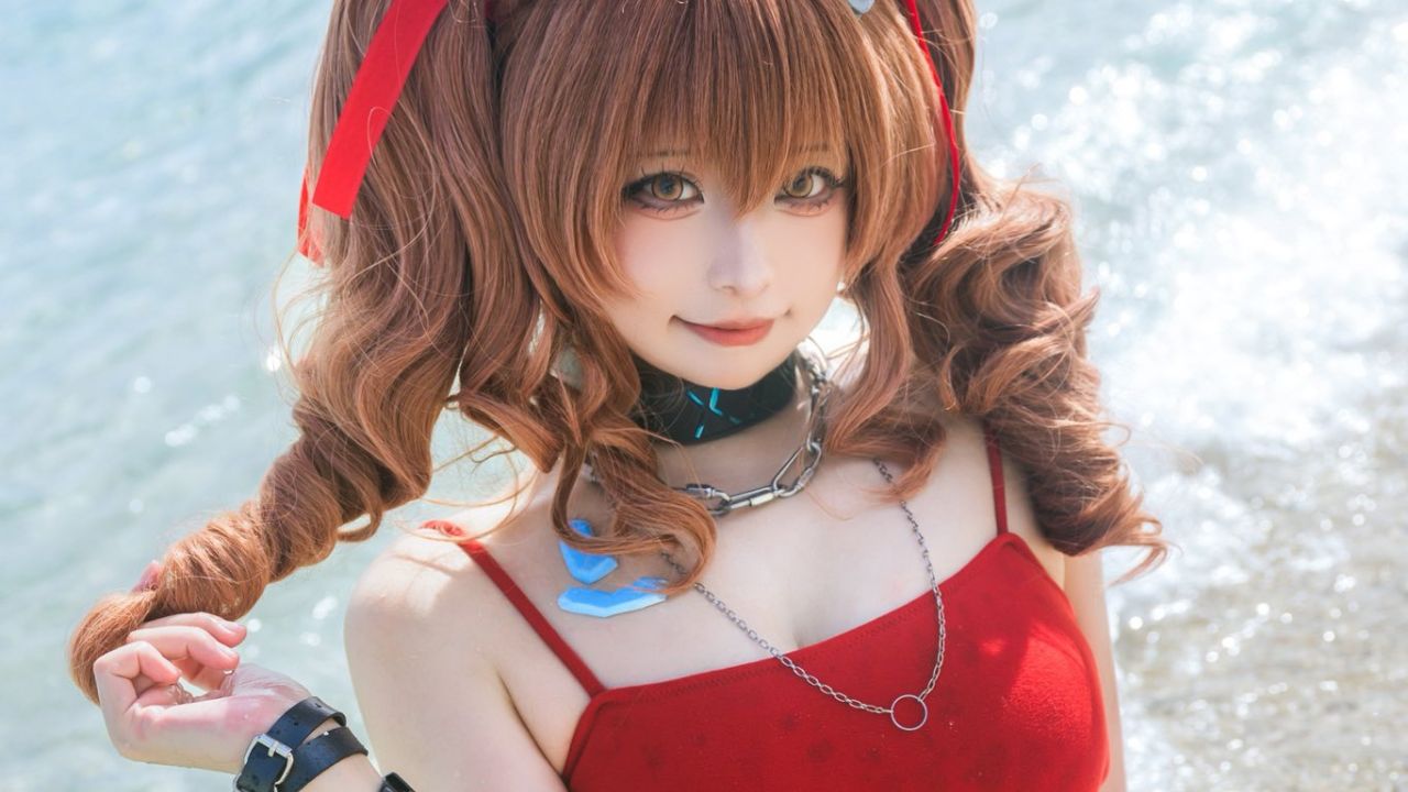 夏の海辺で輝く赤！　贤儿sherry、『アークナイツ』アンジェリーナの水着コスプレを披露