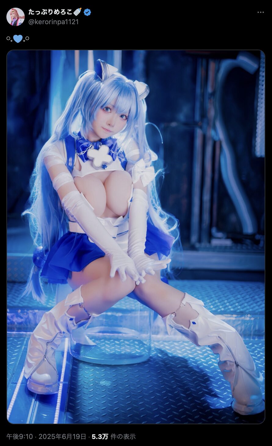 透明感が美しすぎる！　たっぷりめろこ、神秘的なブルーライトに包まれた美少女コスプレを披露