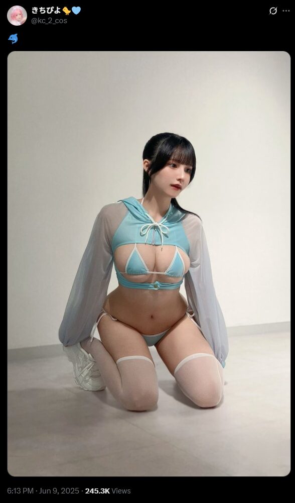 透明感と曲線美が美しすぎる！　きちぴよ、幻想的なブルーの水着コスプレで魅了
