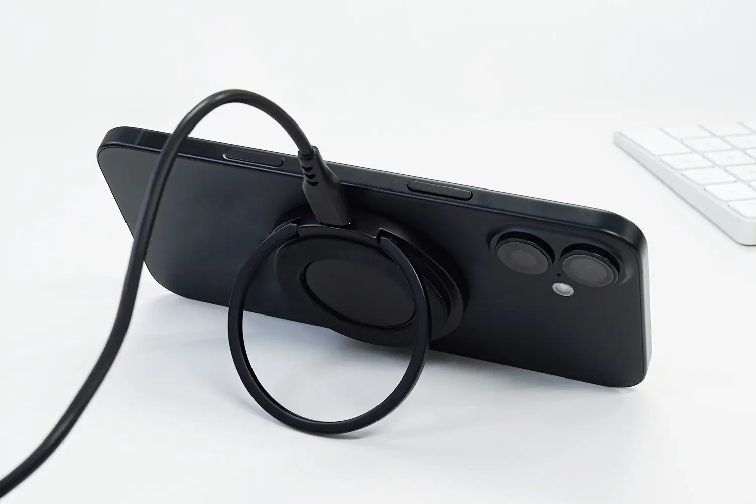 オウルテック、厚さ9.7mmの薄型マグネットワイヤレス充電器『OWL-MW01』シリーズを発売！　スマホリングとしても使用可能
