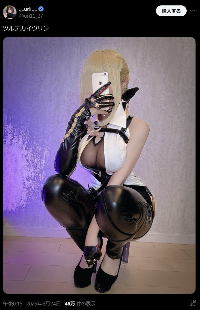 危険すぎるツルテカパンツ！　uri、『ゼンレスゾーンゼロ』イヴリンの艶やかエナメルコスプレを披露