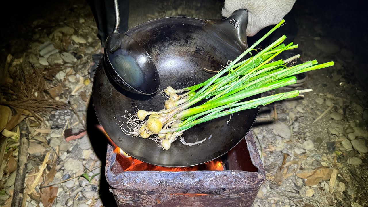 ホモサピ、野草ノビルで作る特製マー油チャーハンの美味しさに驚く。香ばしさが際立つ野生のレシピを紹介
