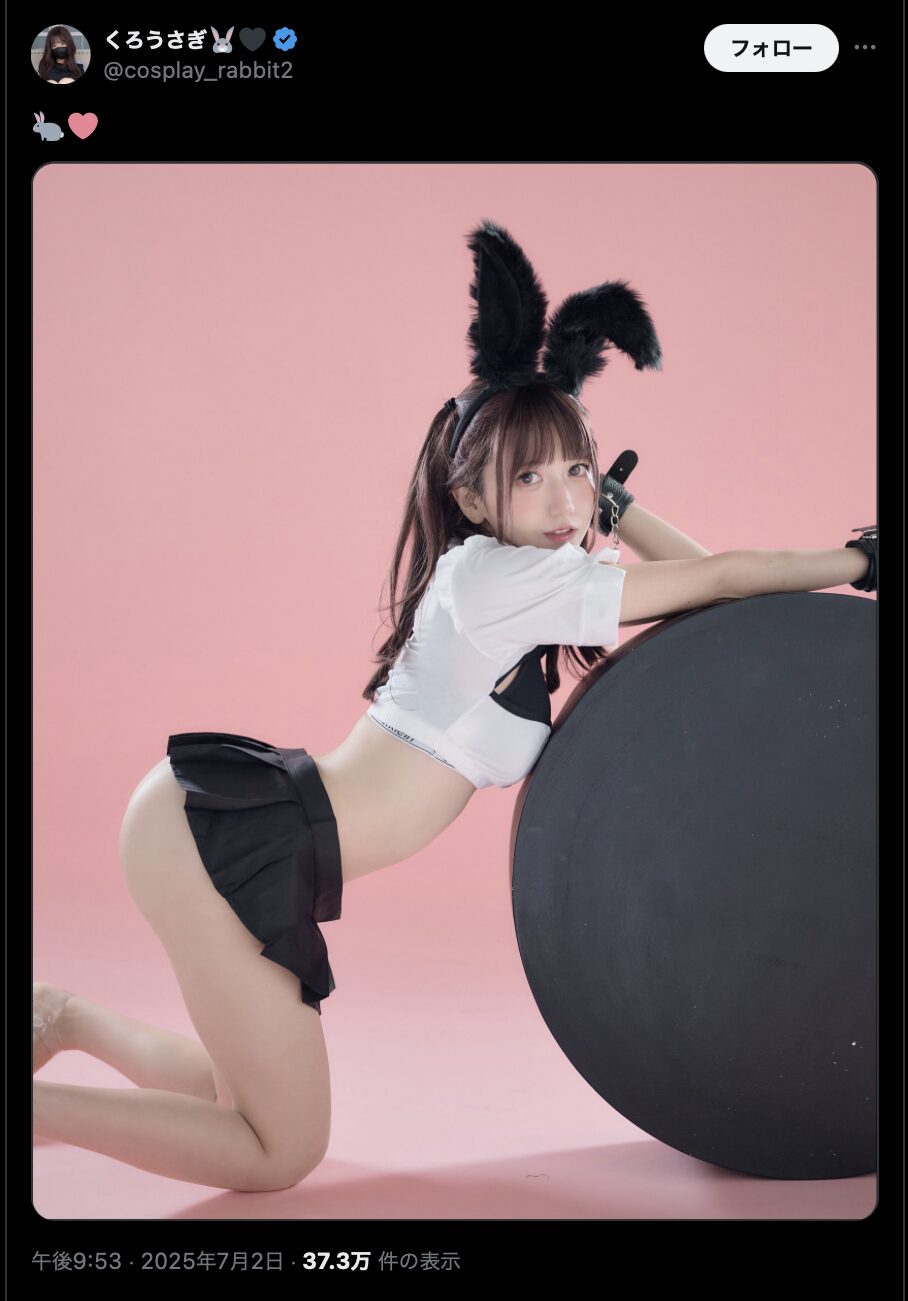 キュートなバニー耳でポップな仕上がり！　くろうさぎ、白×黒の衣装で魅力的なポーズを披露