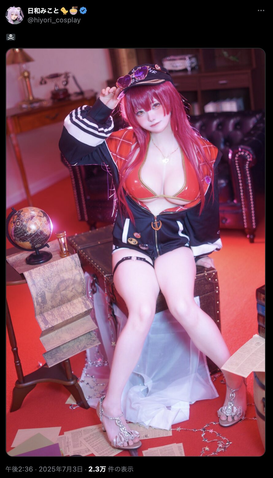 魅力的な船長コスプレ！　日和みこと、『ホロライブ』宝鐘マリンのセクシーな船長衣装を披露