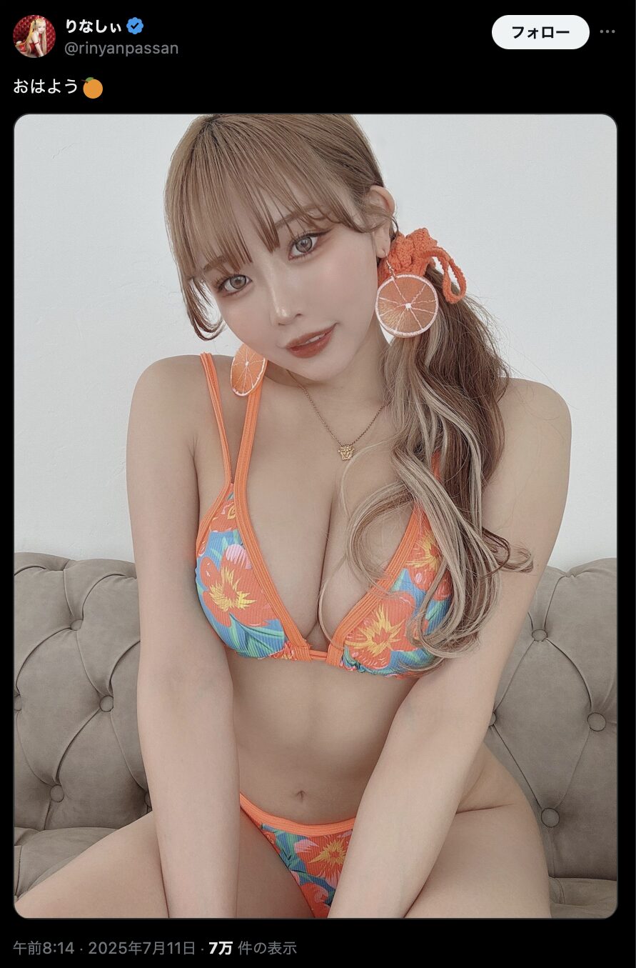 夏らしいオレンジビキニで朝の挨拶！　りなしぃ、爽やかなトロピカルカラーの水着姿を披露
