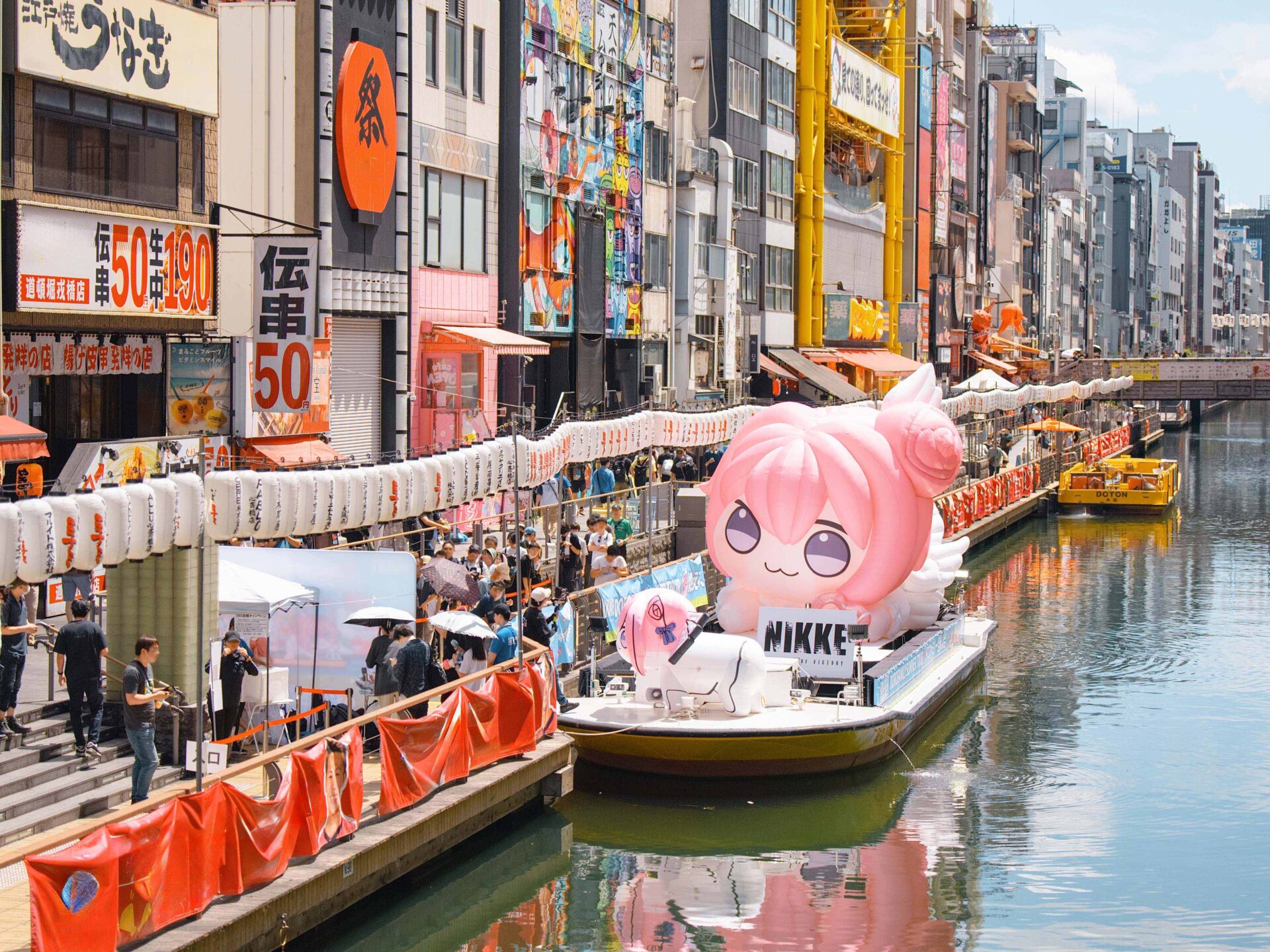 『勝利の女神：NIKKE』世界5都市サマーイベント開催中！　大阪道頓堀では巨大DORO風船が登場