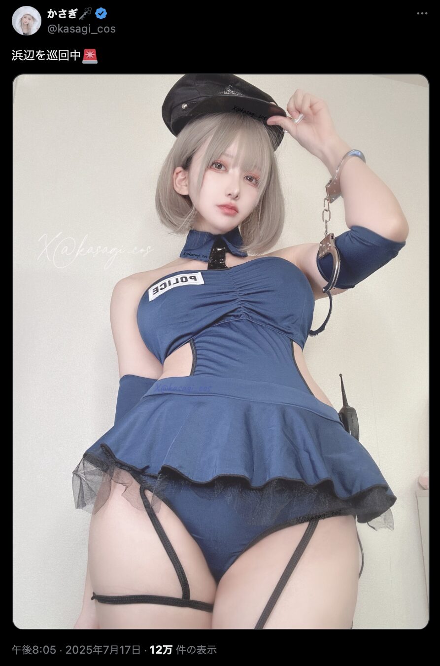 セクシーポリスが浜辺を巡回！　かさぎ、警察官コスプレで完璧なボディラインを披露