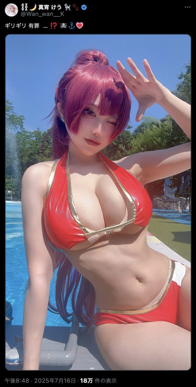 プールサイドのマリン船長！　真宵 けう、『ホロライブ』宝鍾マリンの水着姿でセクシーな夏のコスプレを披露