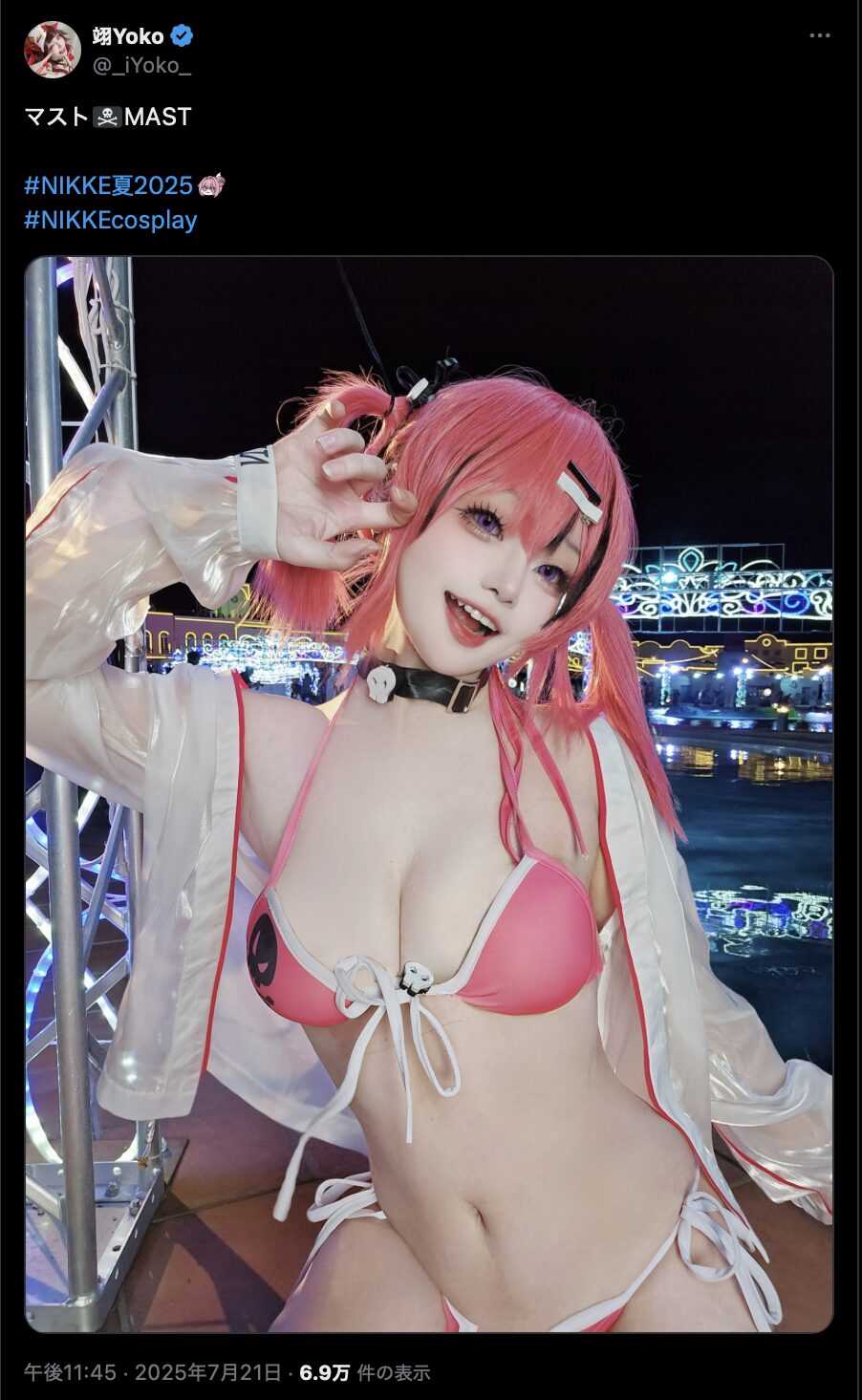 夜景をバックにセクシーな水着姿！　翊Yoko、『勝利の女神：NIKKE』マストのコスプレを披露