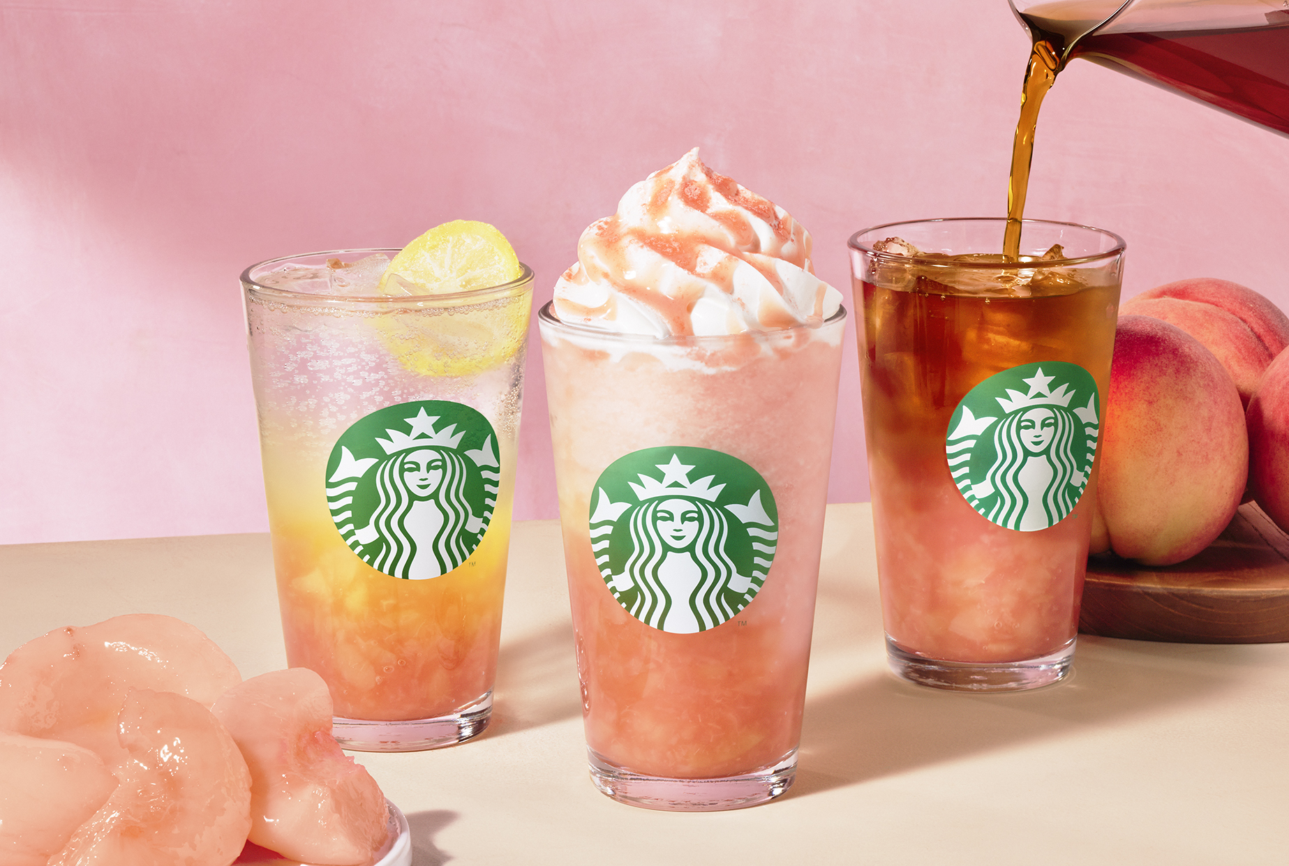スターバックスコーヒー、「3つの幸せピーチ」で夏を彩る新作フラペチーノやティー3種を8月1日発売
