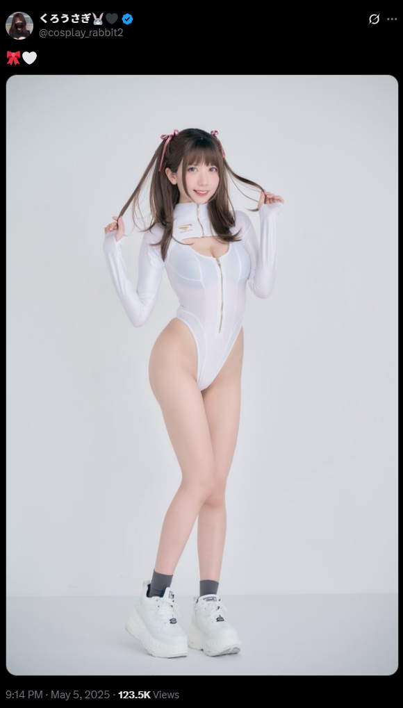 純白の天使がスタジオに降臨！　くろうさぎ、セクシーな白いボディスーツ姿を披露