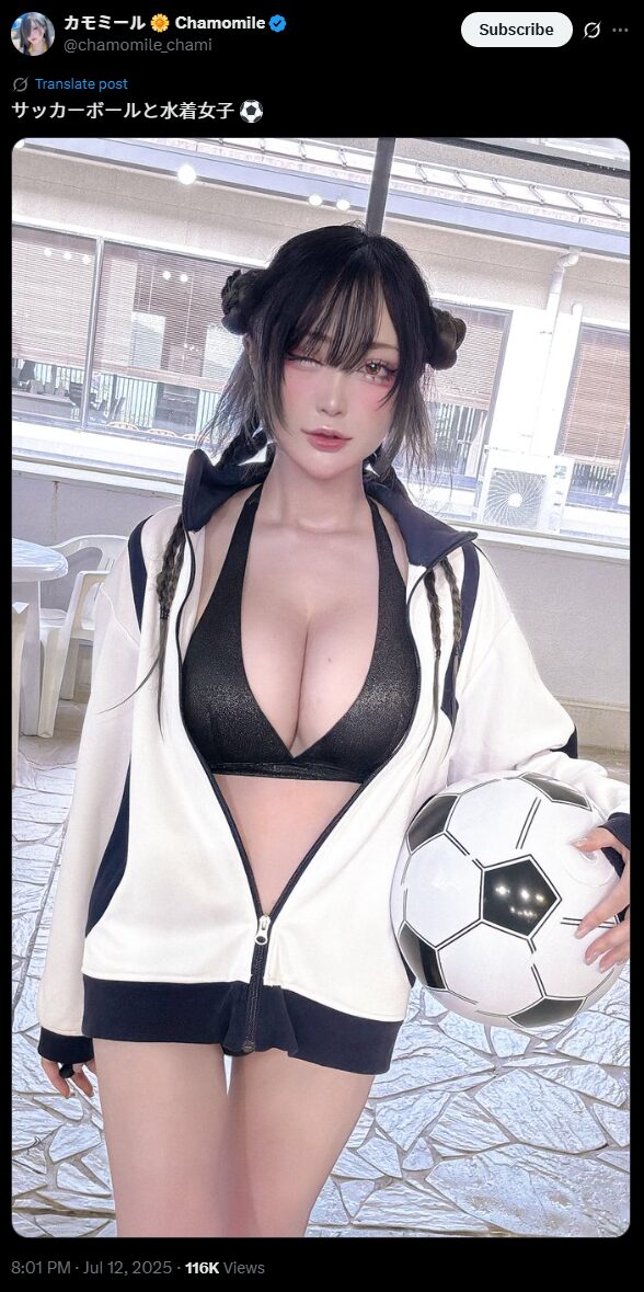 スポーツウェアが似合いすぎる！　カモミール、サッカーボールと水着の爽やかなコスプレ写真を公開