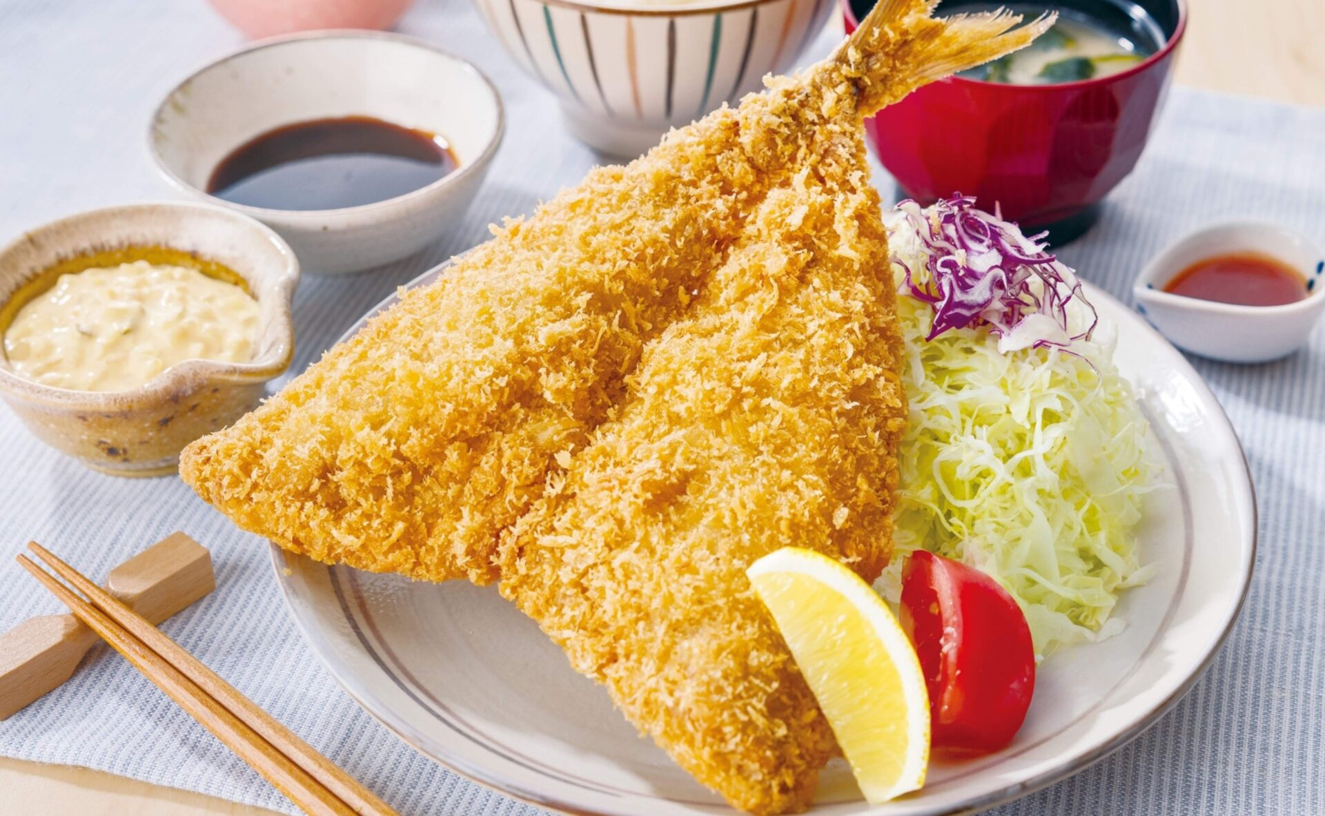 大戸屋、約20cmの巨大『真アジの大判アジフライ』を3万食限定で販売！　アプリクーポンで200円オフ