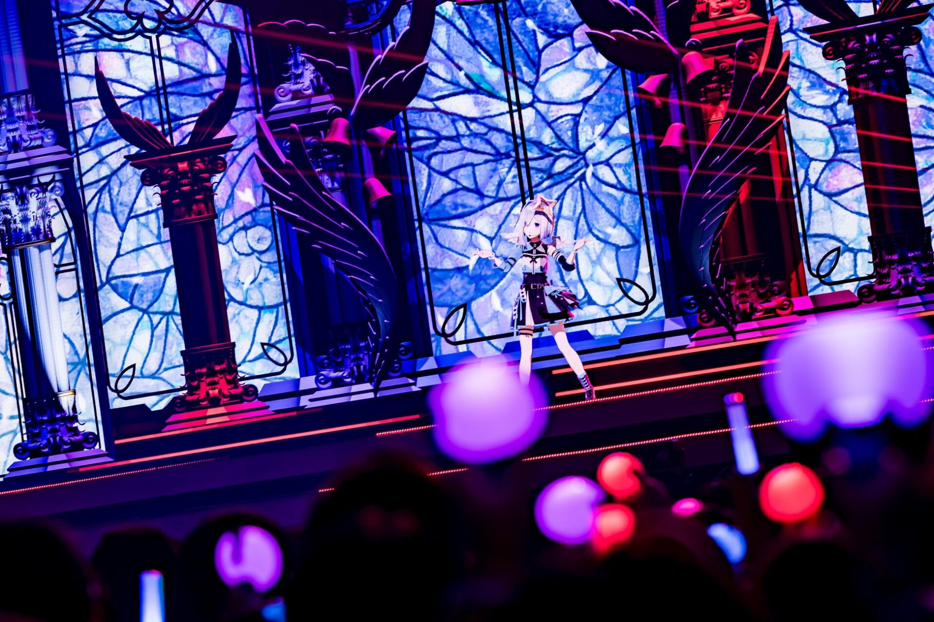 記事画像2: ライブ会場のバーチャルキャラクターと演出