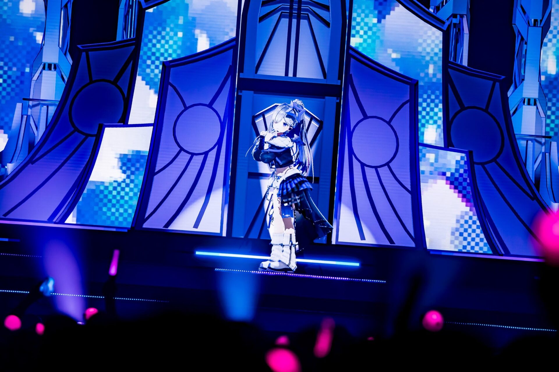 記事画像5: ステージ上のVTuberのライブパフォーマンス
