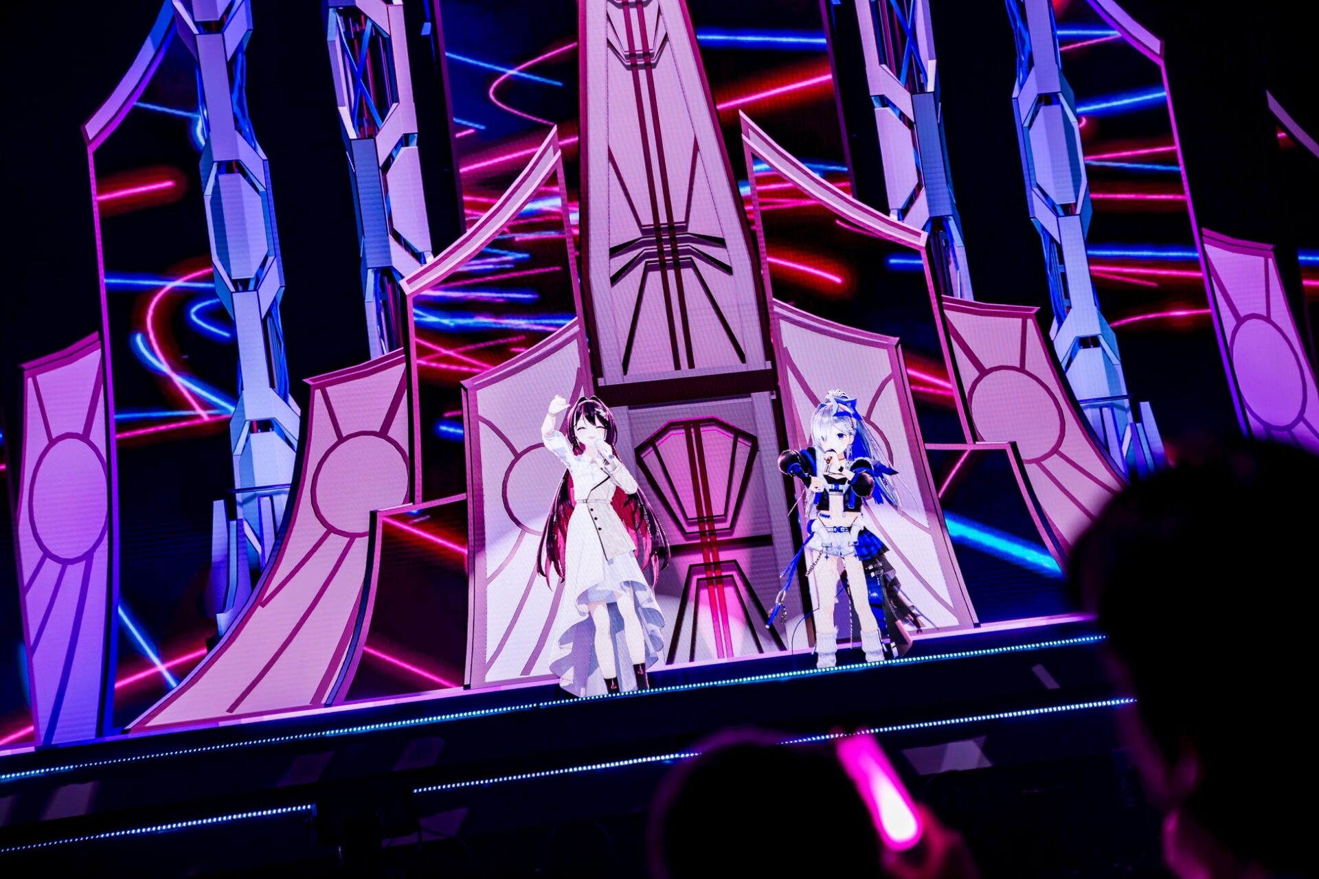記事画像6: バーチャルライブのステージと出演者