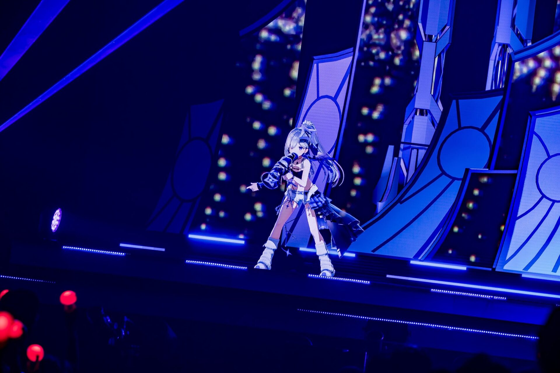 記事画像7: ライブステージに立つバーチャルアイドルの姿