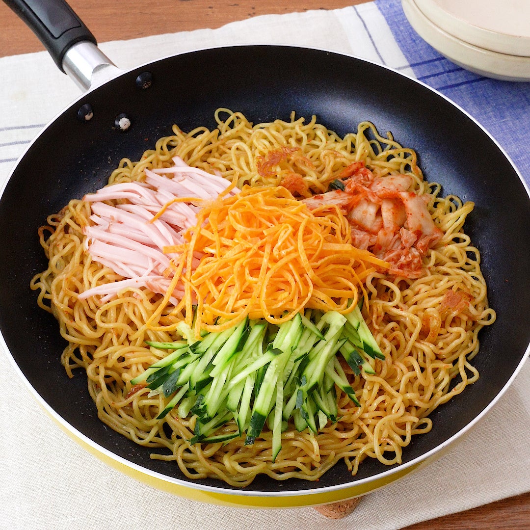 記事画像7: 中華麺にキムチと野菜を乗せた料理