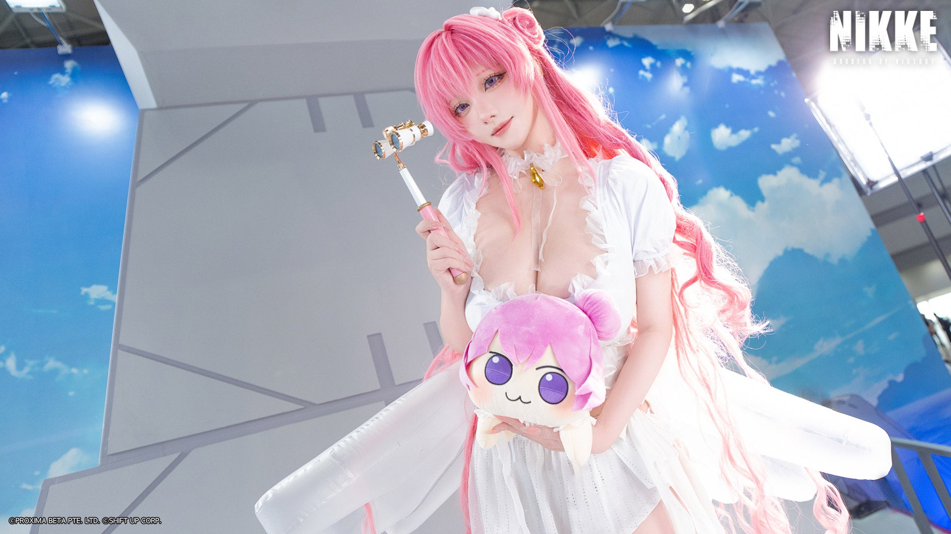 記事画像6: ピンク髪のコスプレイヤーがぬいぐるみを持つ