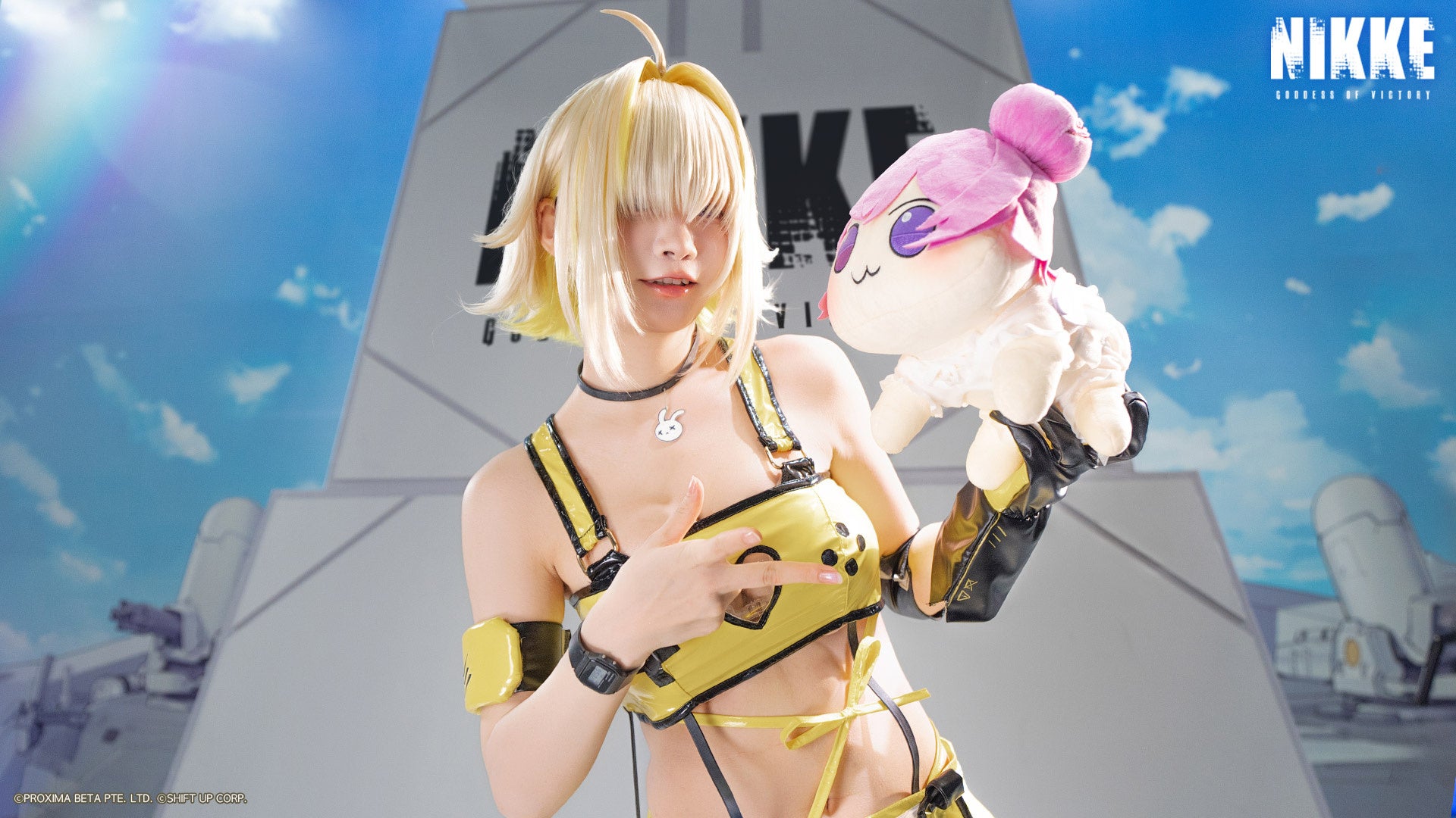 記事画像7: コスプレイヤーがキャラクターグッズを手に持つ