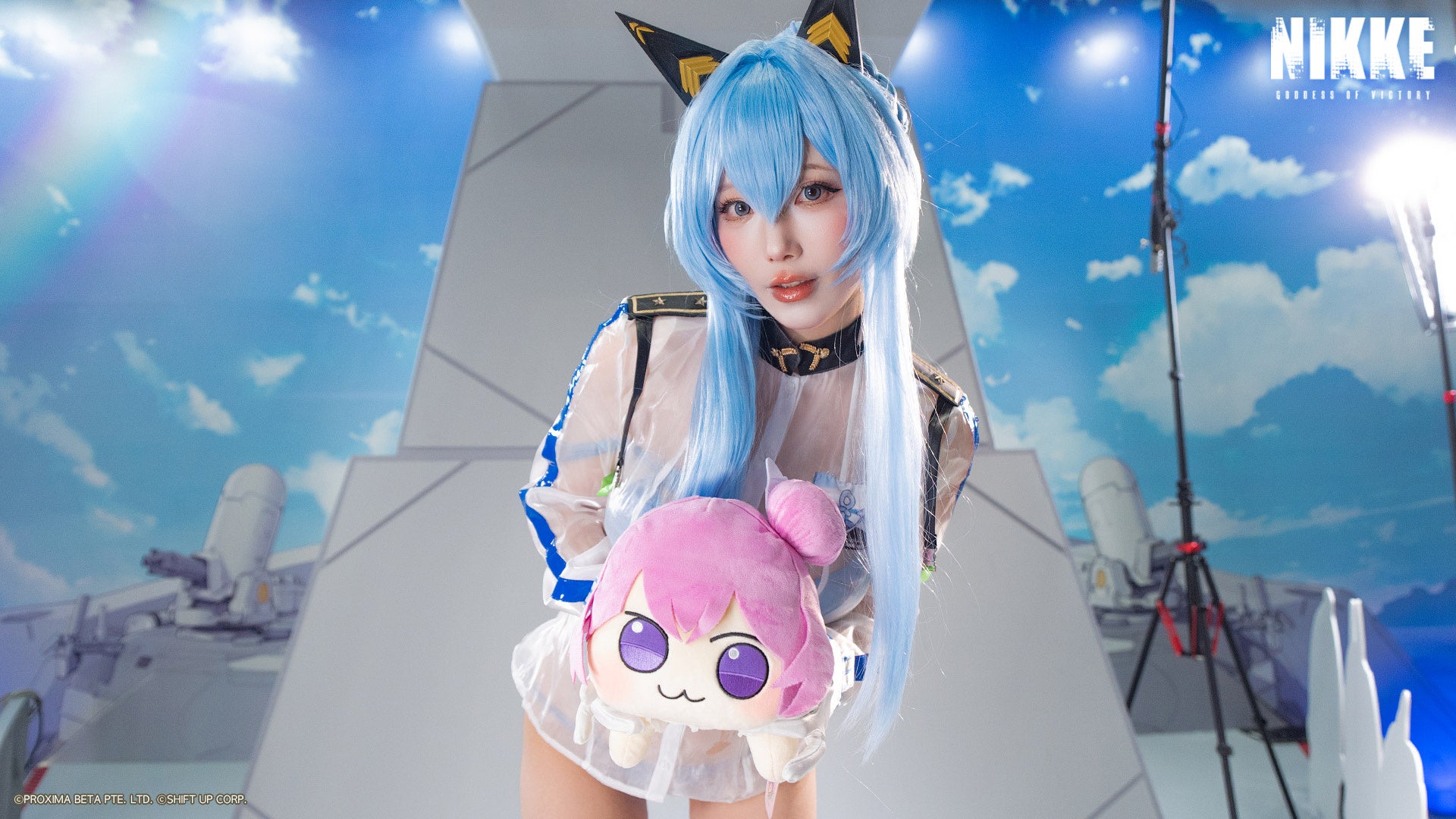記事画像8: 青髪のコスプレイヤーとキャラクターグッズ