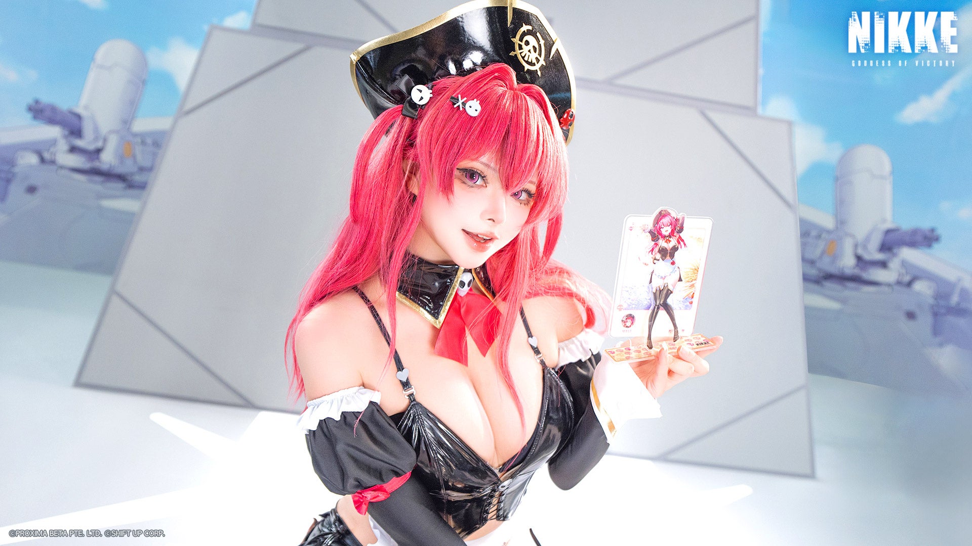 記事画像9: コスプレした女性がキャラグッズを持つ