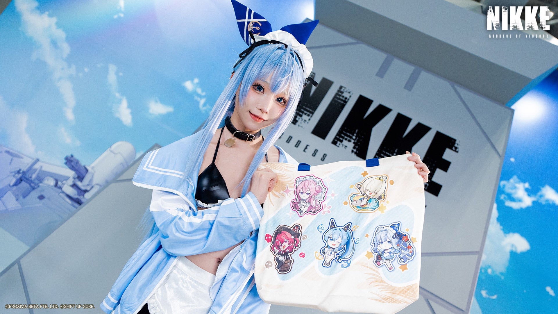 記事画像10: NIKKEのグッズを持つコスプレイヤー