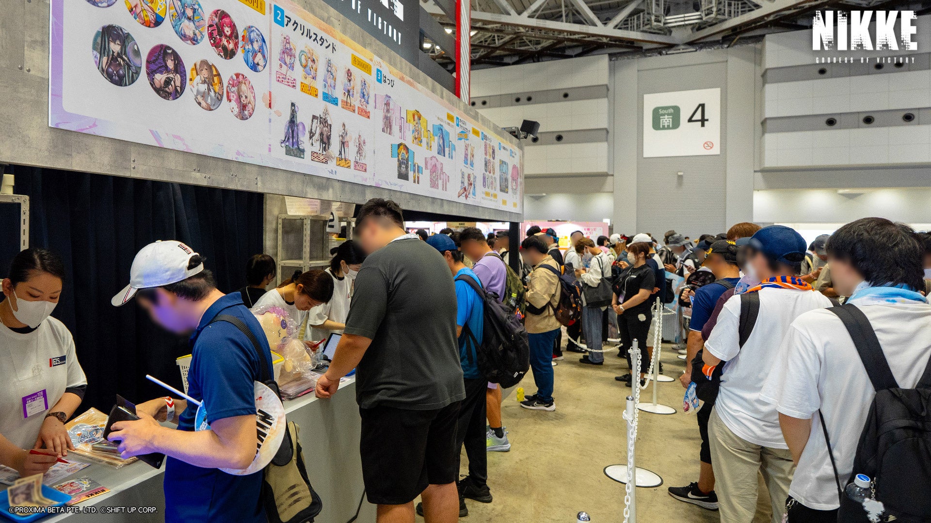 記事画像13: イベント会場でのグッズ販売と列