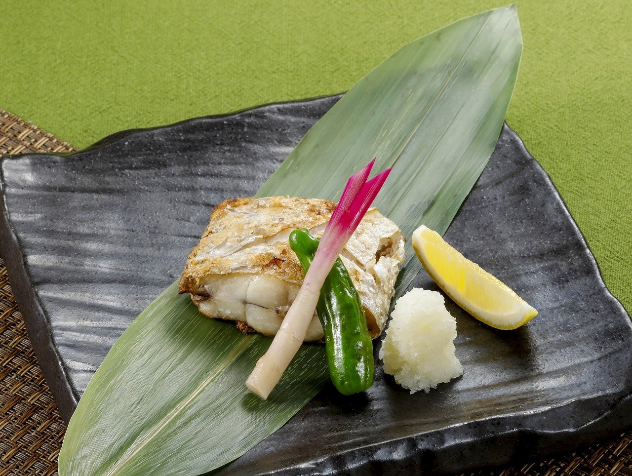 記事画像4: 焼き魚と薬味、レモンの盛り合わせ