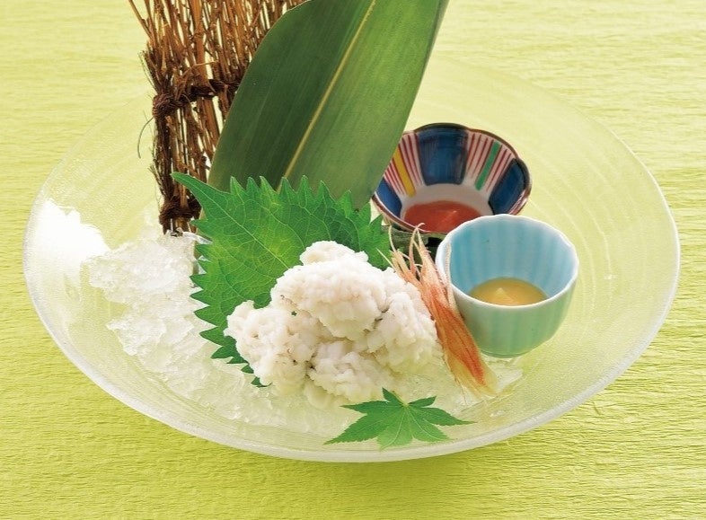 記事画像5: 白子と薬味、タレが盛り付けられた料理