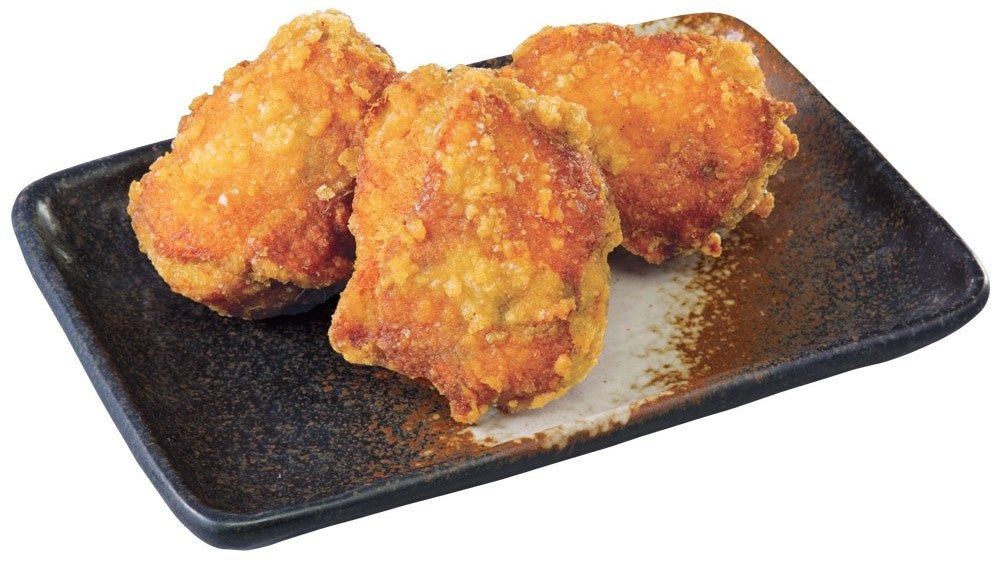 記事画像2: 揚げ物(鶏の唐揚げ)が皿に盛られている