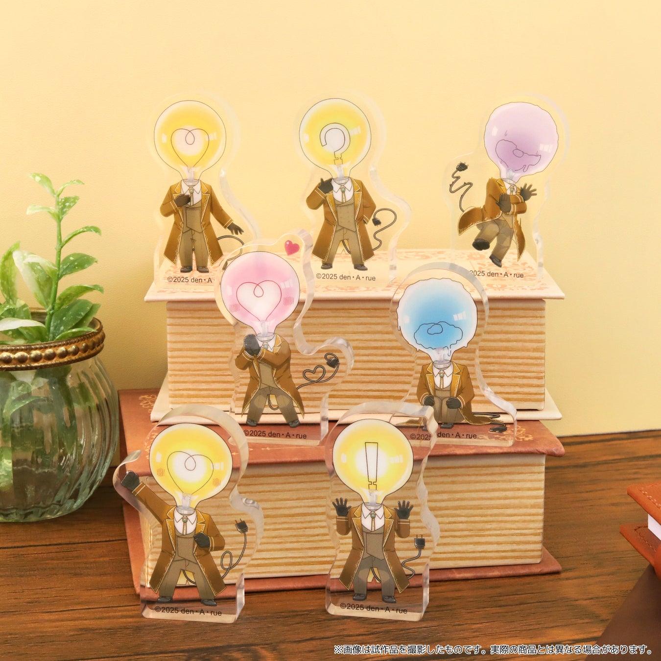 記事画像9: 電球の頭をしたキャラクターのアクリルスタンド