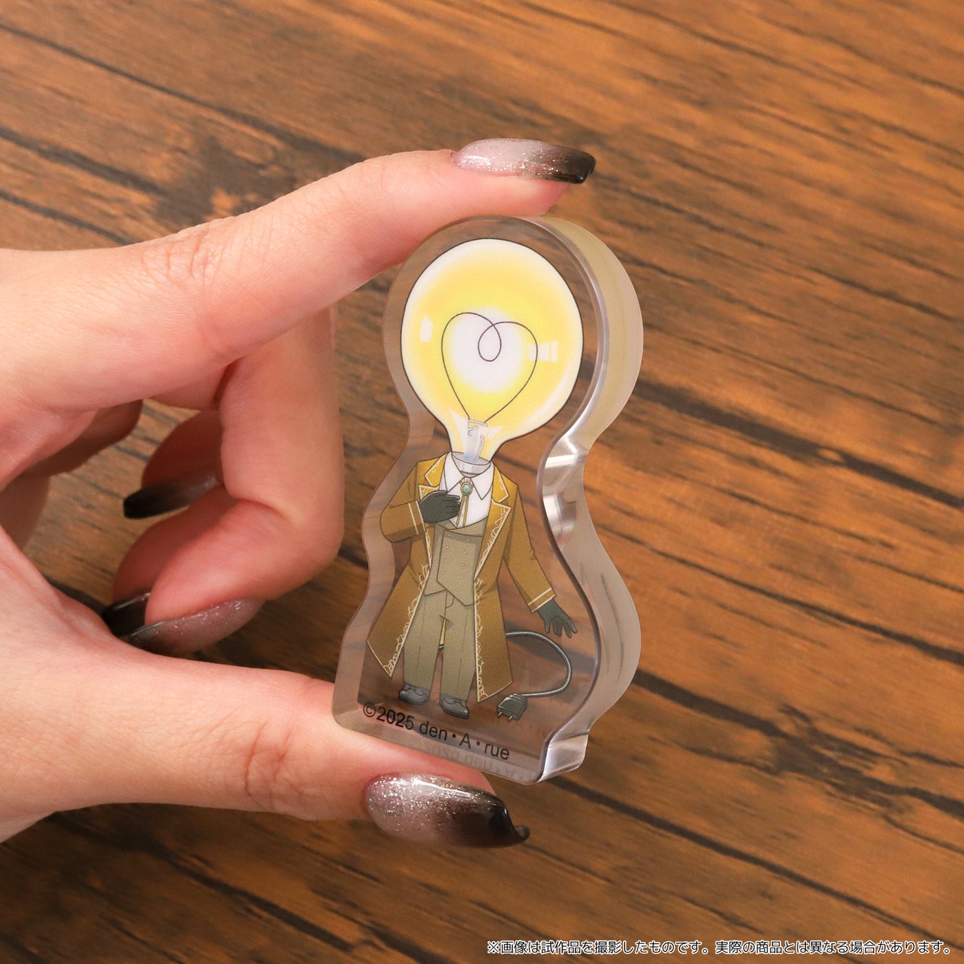 記事画像10: 電球型キャラのアクリルキーホルダー