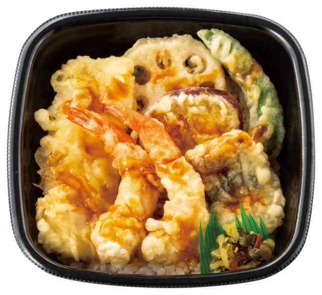 記事画像2: 海老や蓮根、さつまいもなどの天ぷらが乗った天丼