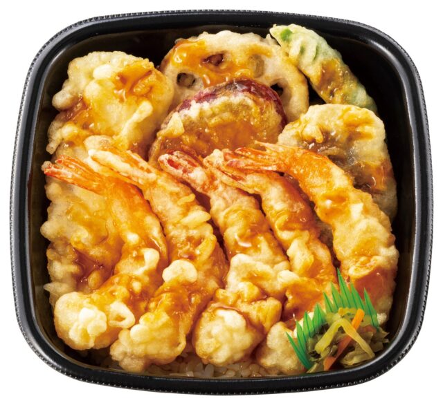 記事画像3: エビと野菜の天ぷら丼、タレがかかっています。