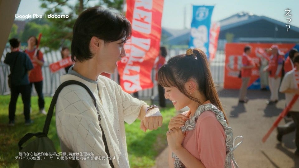 記事画像6: 男女がイベント会場でGoogle Pixel Watchを見ている。