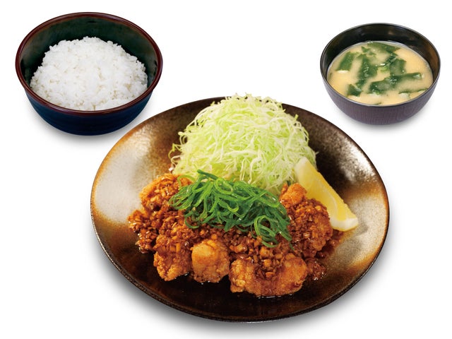 記事画像3: 揚げ物、ご飯、味噌汁、千切りキャベツの定食