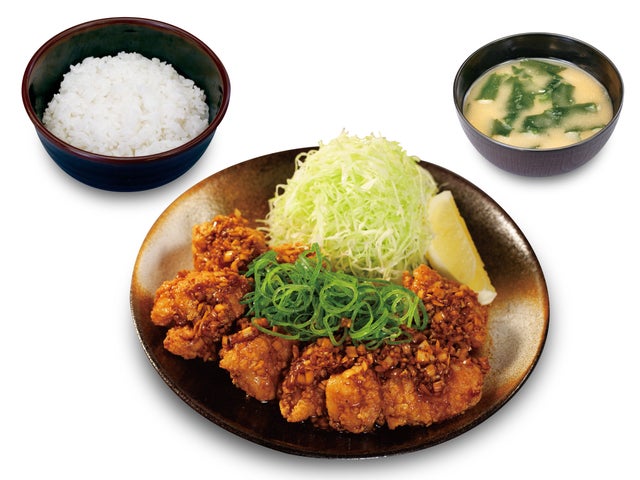 記事画像4: 鶏の唐揚げ定食、ご飯、味噌汁、千切りキャベツ、レモン