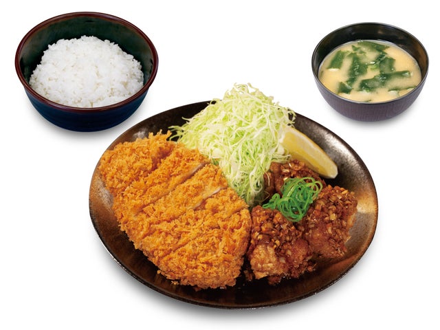 記事画像5: とんかつと唐揚げ、ご飯、味噌汁の定食