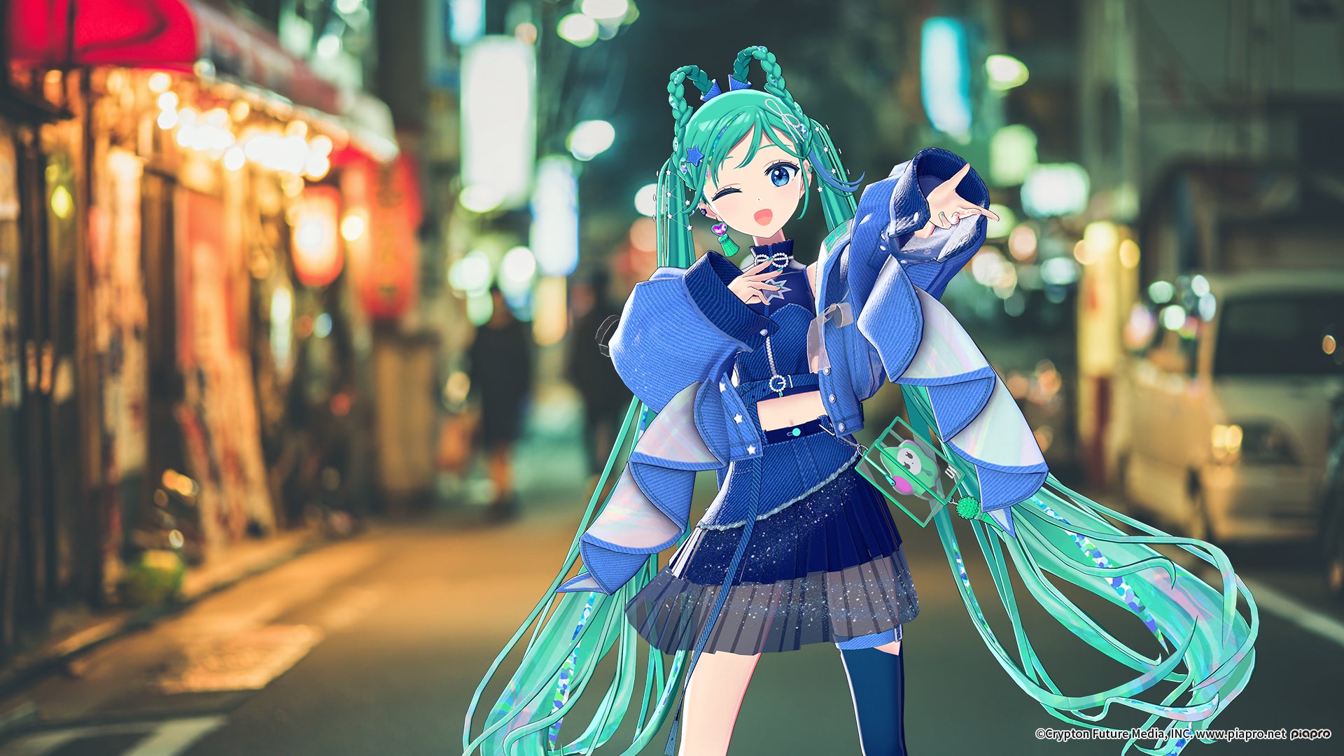 記事画像4: 夜の街並みを背景に、青い衣装を着た初音ミクがポーズをとっている。