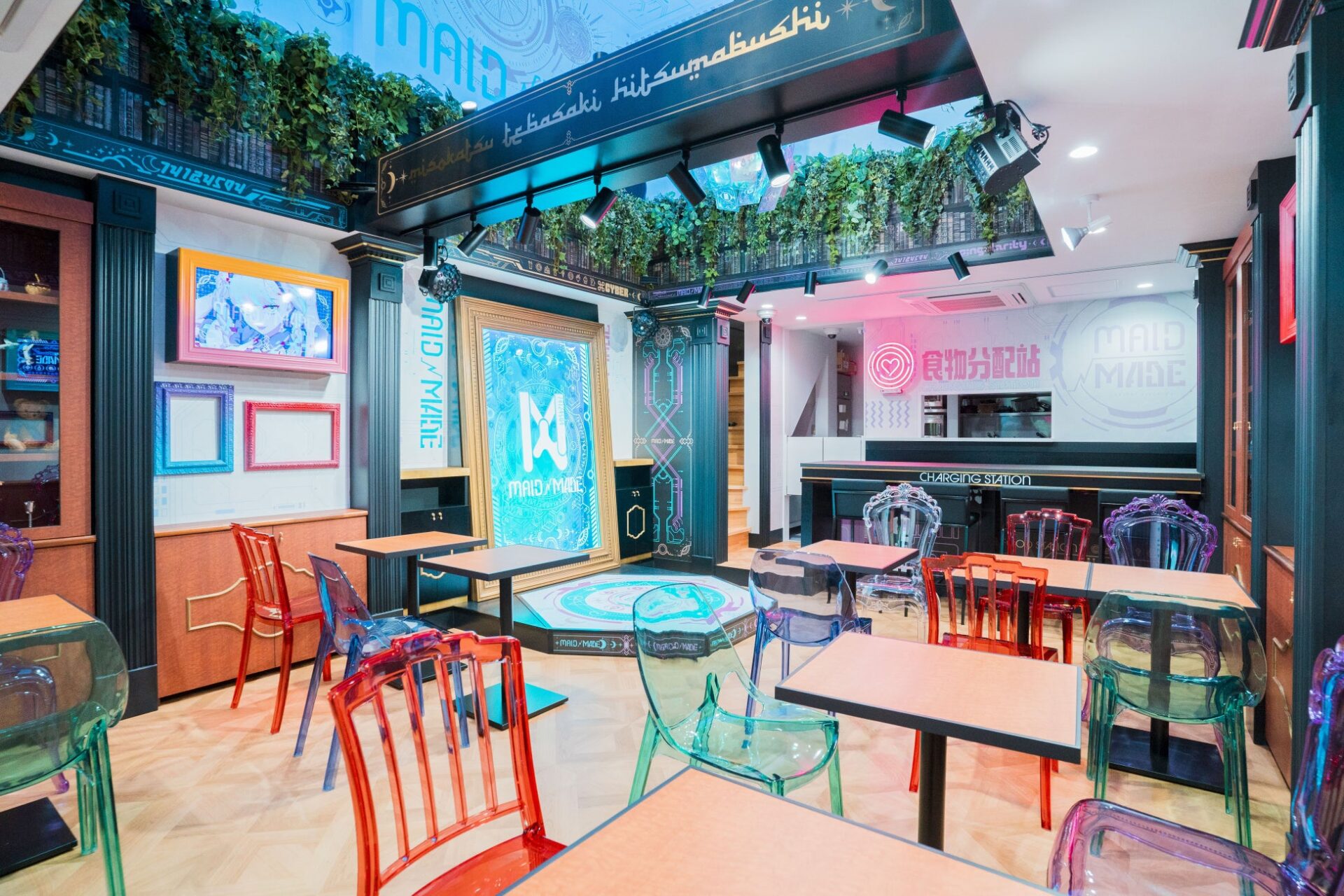 記事画像6: アニメ風のカフェの店内。カラフルな椅子とテーブル、装飾が特徴。